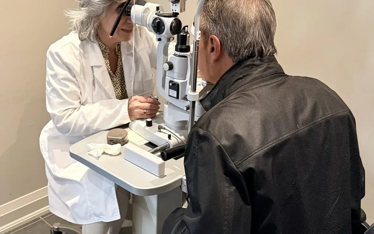 Dr. Roxanna Gangi explains the 20 20 20 rule for digital eye strain and computer vision syndrome